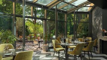 2 restaurants, dinner served