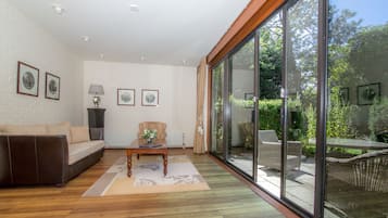 Habitación estándar | Colchones con acolchado adicional, minibar, caja fuerte y escritorio
