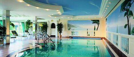 Indoor pool, sun loungers