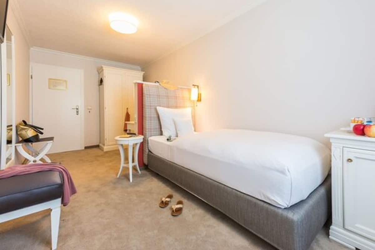 Hypo-allergenic bedding, down comforters, minibar, in-room safe