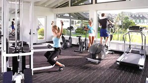 A gym with cardio equipment, weight machines, and a mirror wall. - Lohmann's Romantik Hotel Gravenberg (Langenfeld)