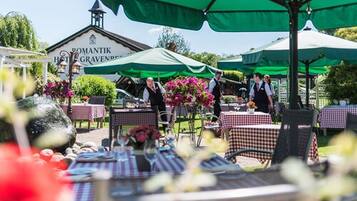 Serveert lunch en diner, regionale gerechten