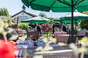 Lunch and dinner served  - Lohmann's Romantik Hotel Gravenberg (Langenfeld)