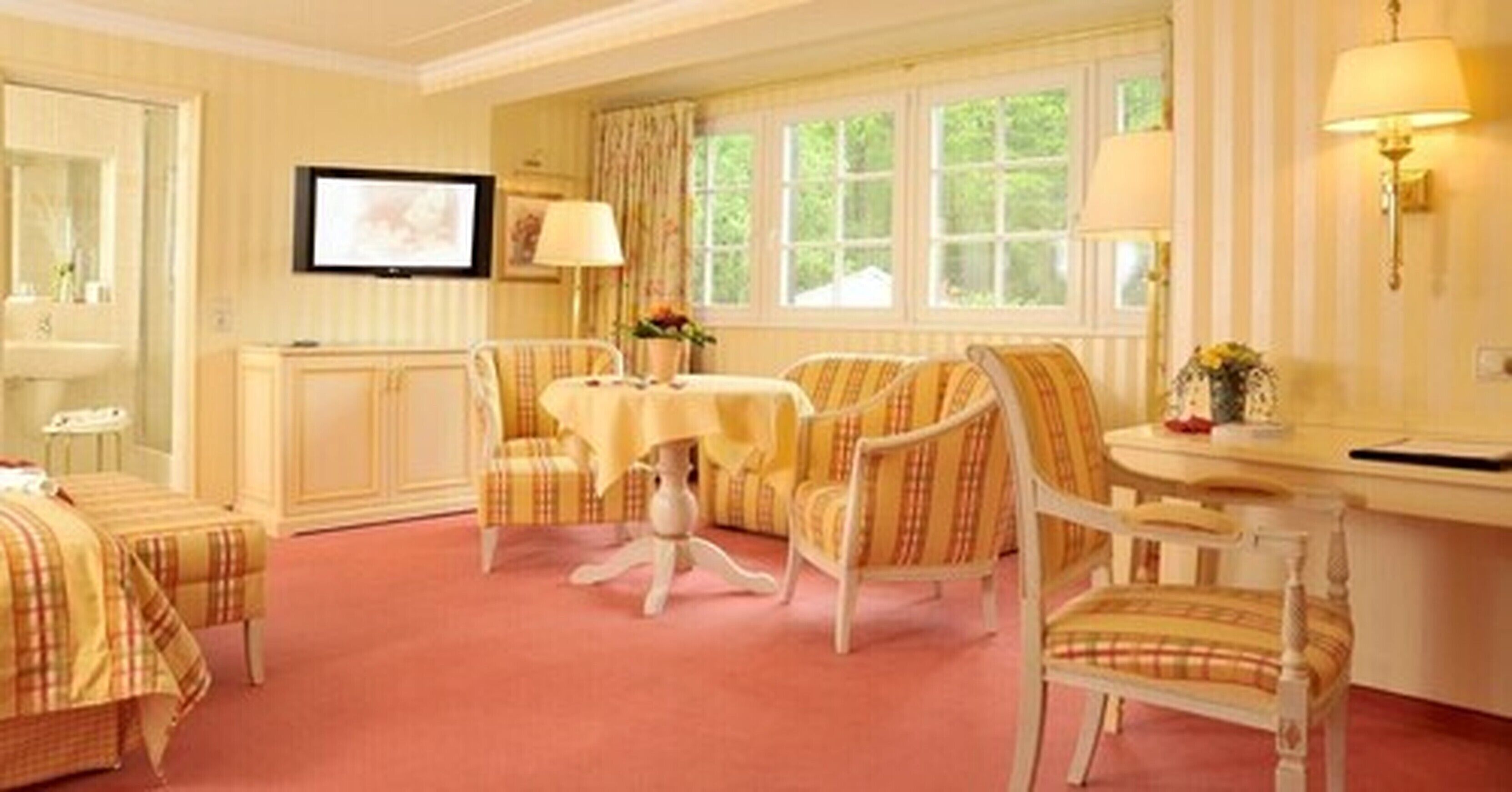 Ropa de cama hipoalergénica, edredones de plumas, minibar y caja fuerte