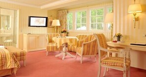 Allergitestet sengetøy, dundyner, minibar og safe på rommet