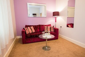 Habitación familiar | Caja fuerte, escritorio, tabla de planchar con plancha