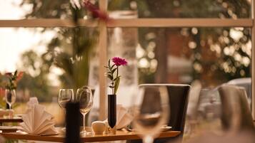 Se sirven desayunos, comidas y cenas con vista al jardín