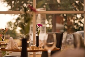 供应早餐、午餐和晚餐，花园景观