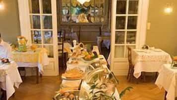 Desayuno buffet diario (EUR 14 por persona)