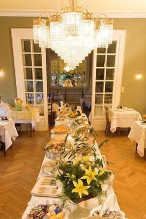 Buffet déjeuner (14 EUR par personne)