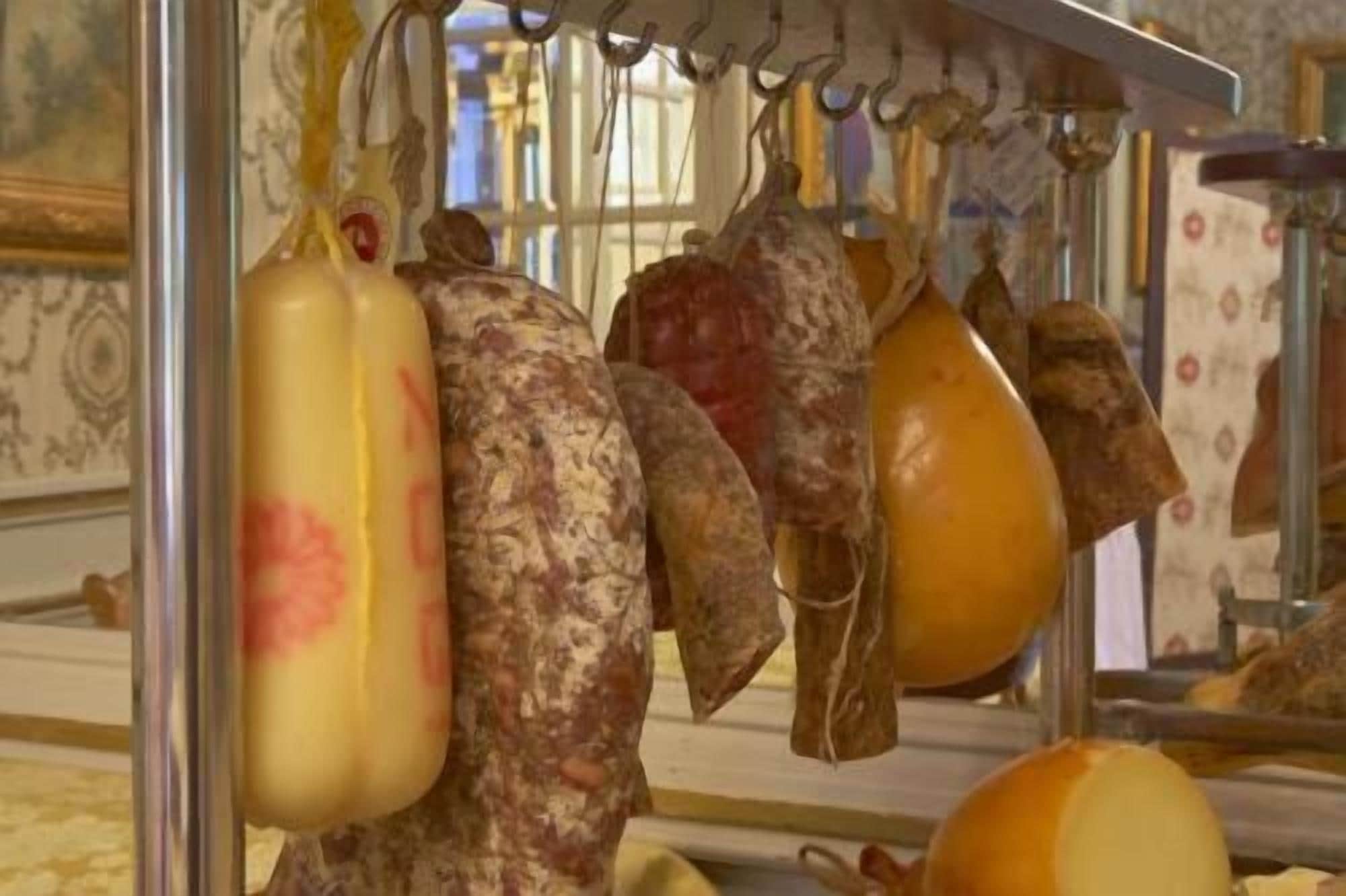 Une variété de charcuteries, suspendues à des crochets.