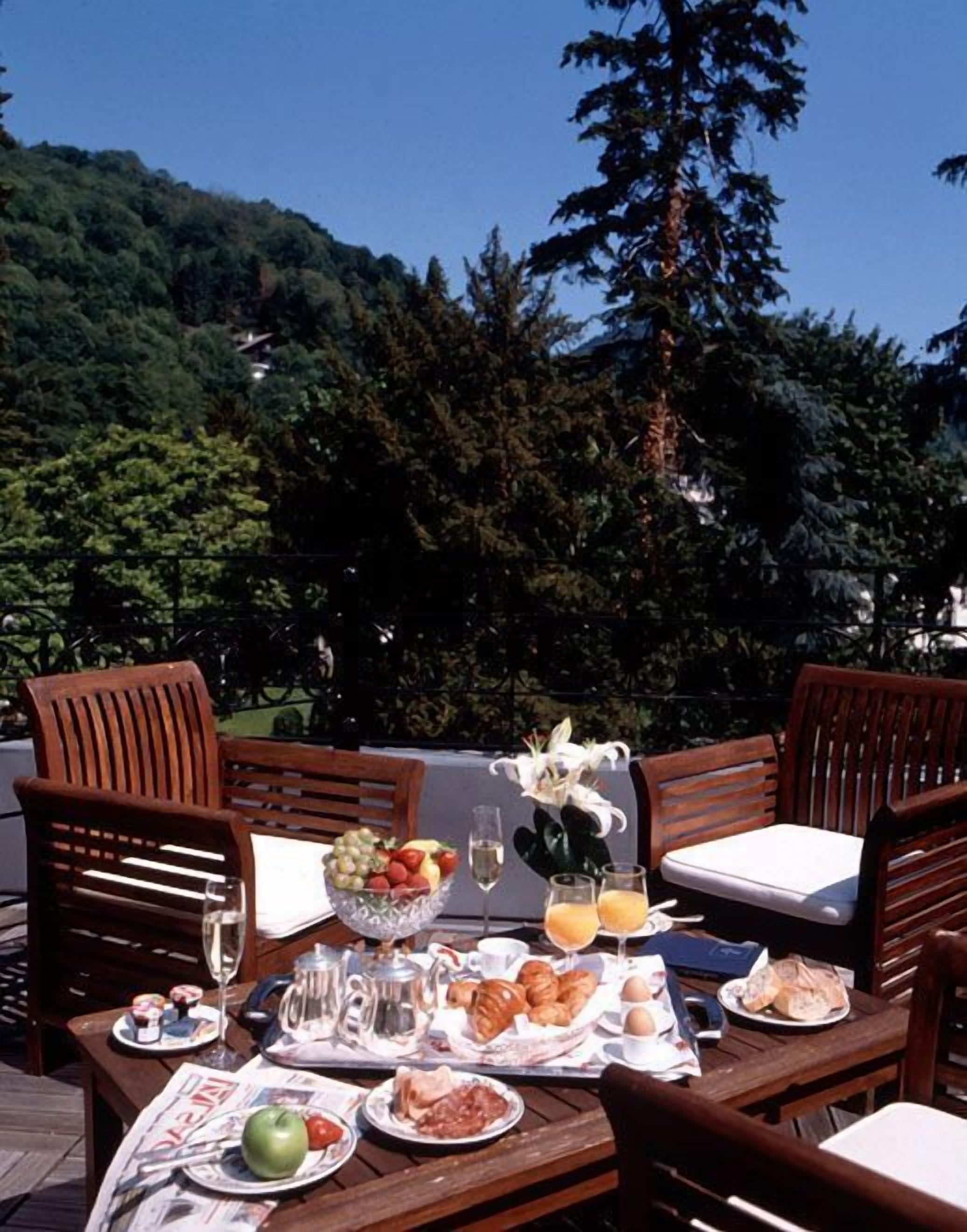 Déjeuner et dîner servis sur place, vue sur le jardin 