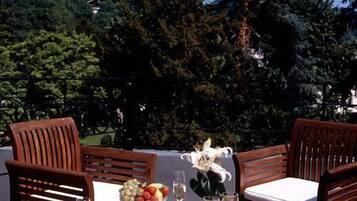 Déjeuner et dßner servis sur place, vue sur le jardin