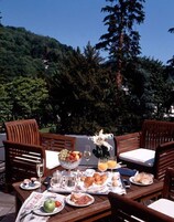 Serviço de almoço, culinária internacional, vistas para o jardim 