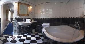 Ensemble baignoire-douche, séchoir à cheveux, serviettes fournies