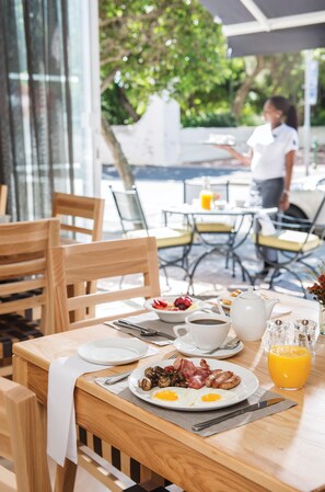 Desayuno buffet diario (ZAR 200 por persona)