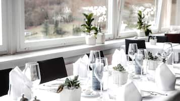 3 restaurants, lunch served