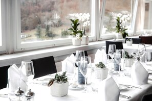 3 restaurants, lunch served