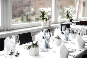 3 restaurants, lunch served