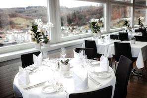 3 restaurants, lunch served