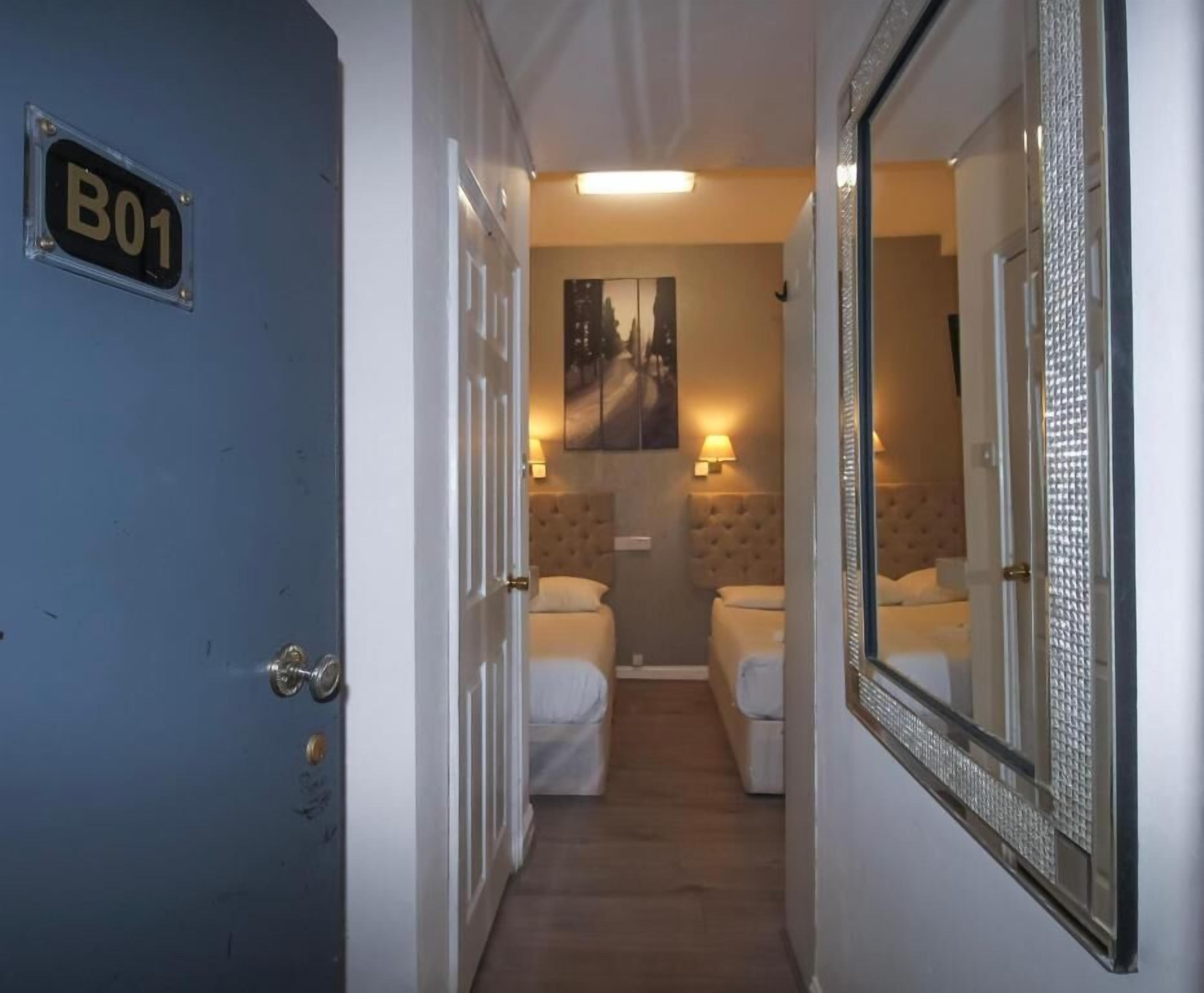 Photo - Hyde Park Court Hotel