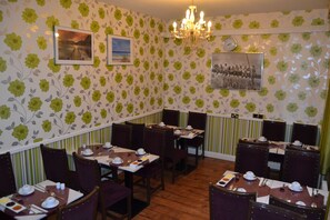 Desayuno continental (GBP 5 por persona) 