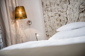 Quarto casal standard | Roupas de cama antialérgicas, frigobar, cofres nos quartos