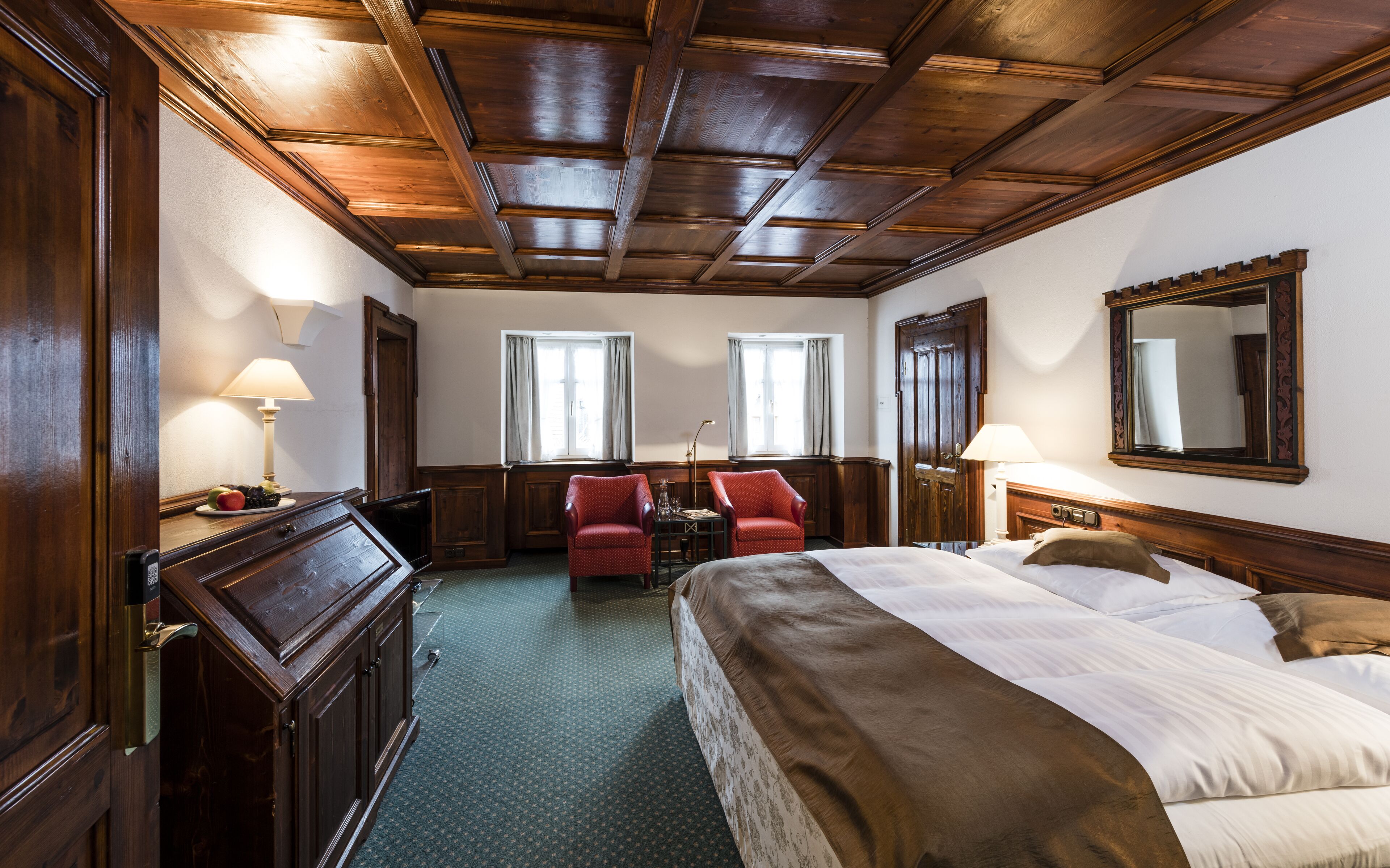 Quarto casal luxo | Roupas de cama antialérgicas, frigobar, cofres nos quartos