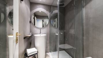 Economy Double Room (Budget) | Bathroom | Shower, free toiletries, hair dryer, bathrobes