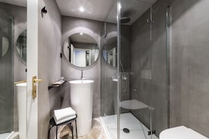 Economy Double Room (Budget) | Bathroom | Shower, free toiletries, hair dryer, bathrobes