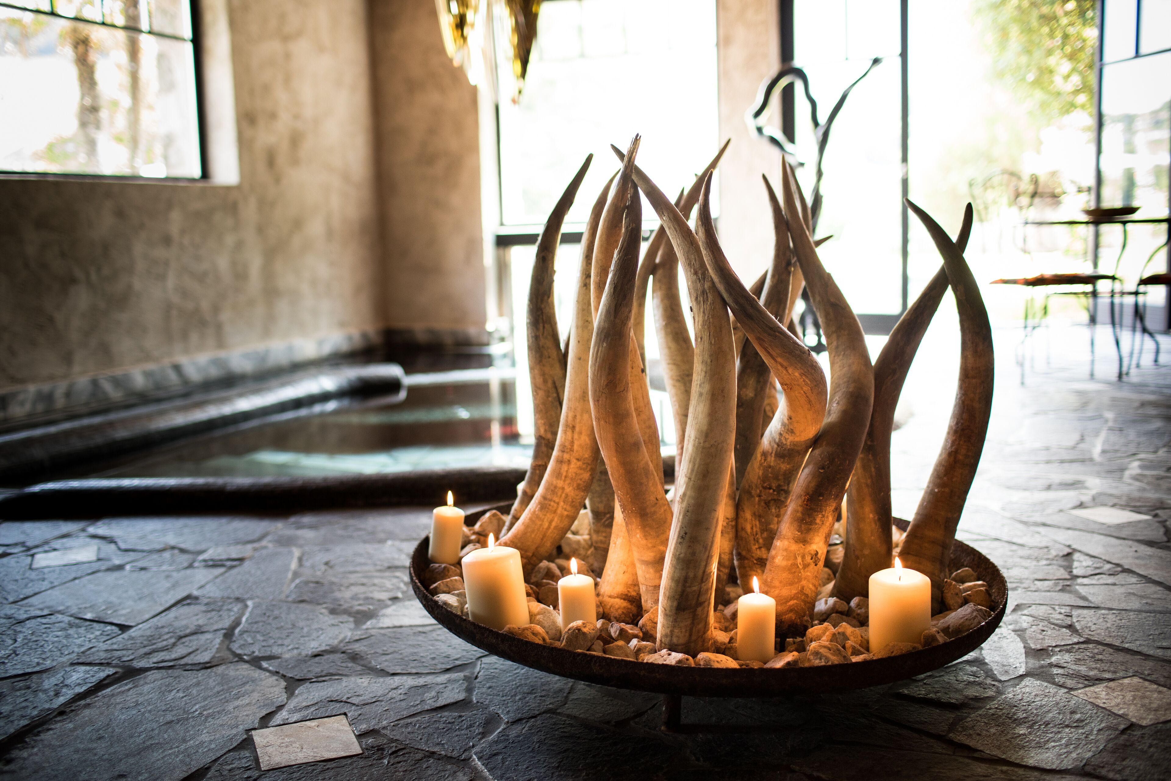 Piscina all&#x27;aperto, ombrelloni da piscina, lettini