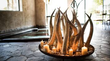 Piscine extérieure, parasols de plage, chaises longues