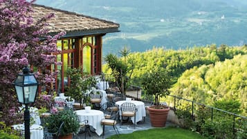 Se sirven desayunos, comidas y cenas con vista al jardín 