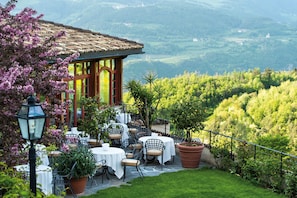 Frühstück, Mittagessen, Abendessen, Blick auf den Garten