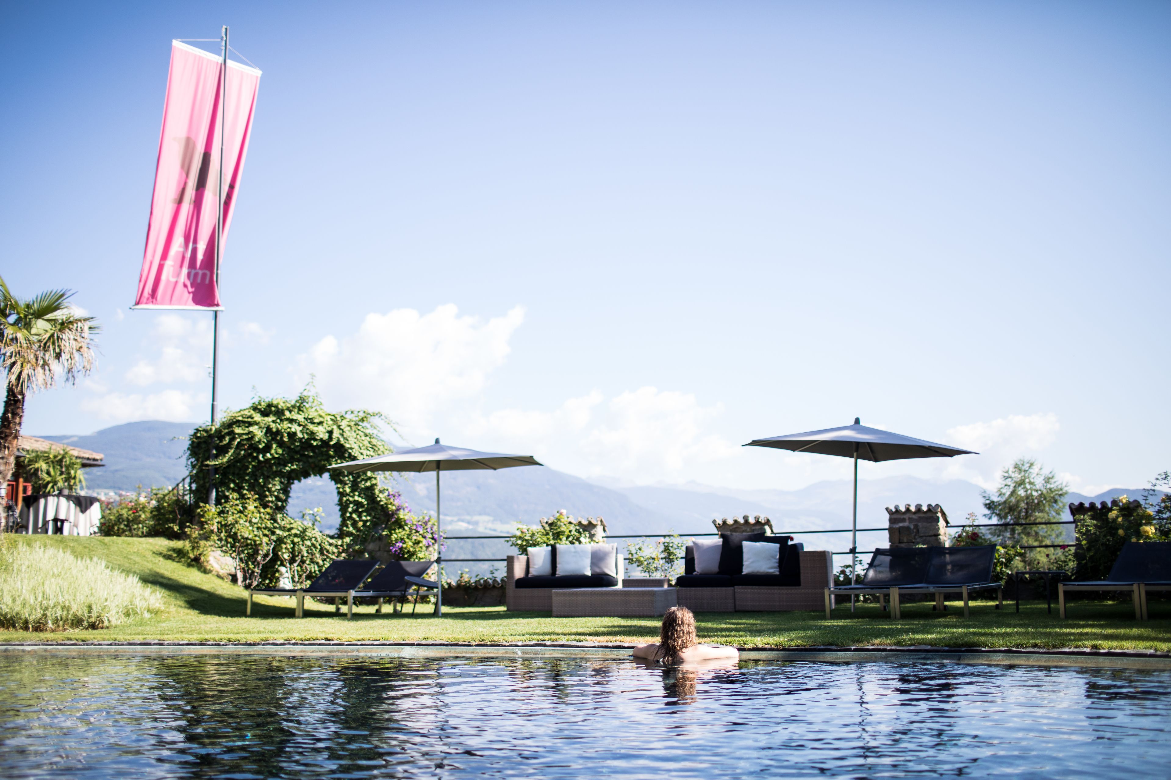 Piscina externa, guarda-sóis, espreguiçadeiras