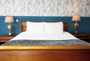 Superior Double Room | 1 bedroom, desk, iron/ironing board, free WiFi