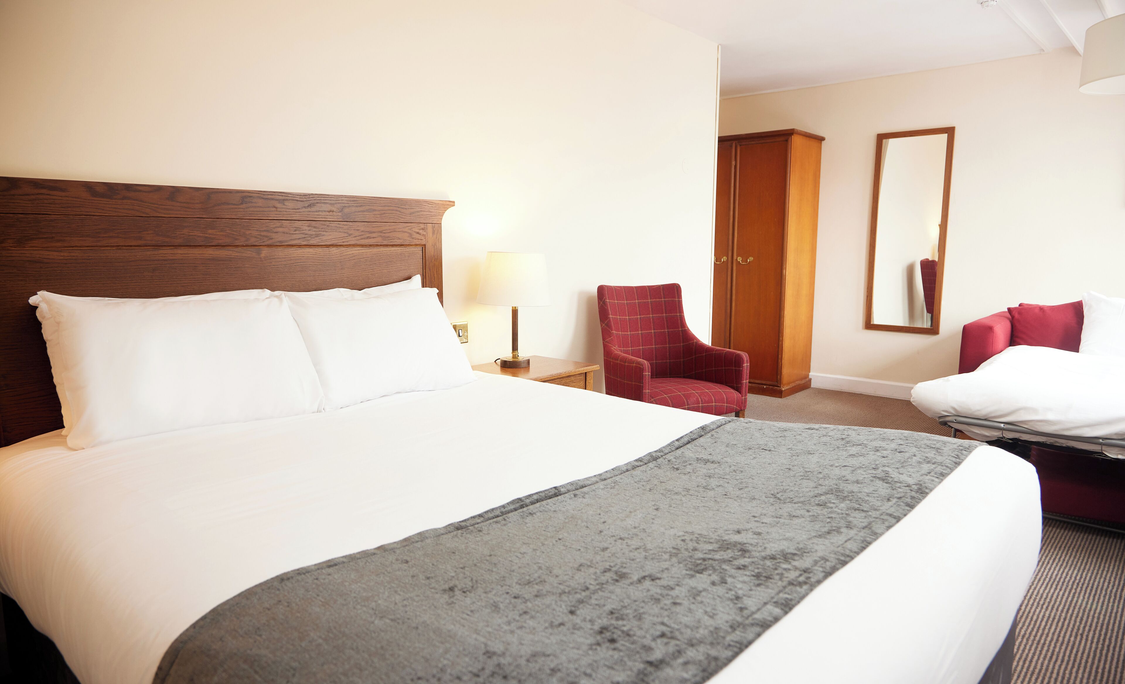 Työpöytä, silitysrauta/-lauta, ilmainen Wi-Fi, vuodevaatteet