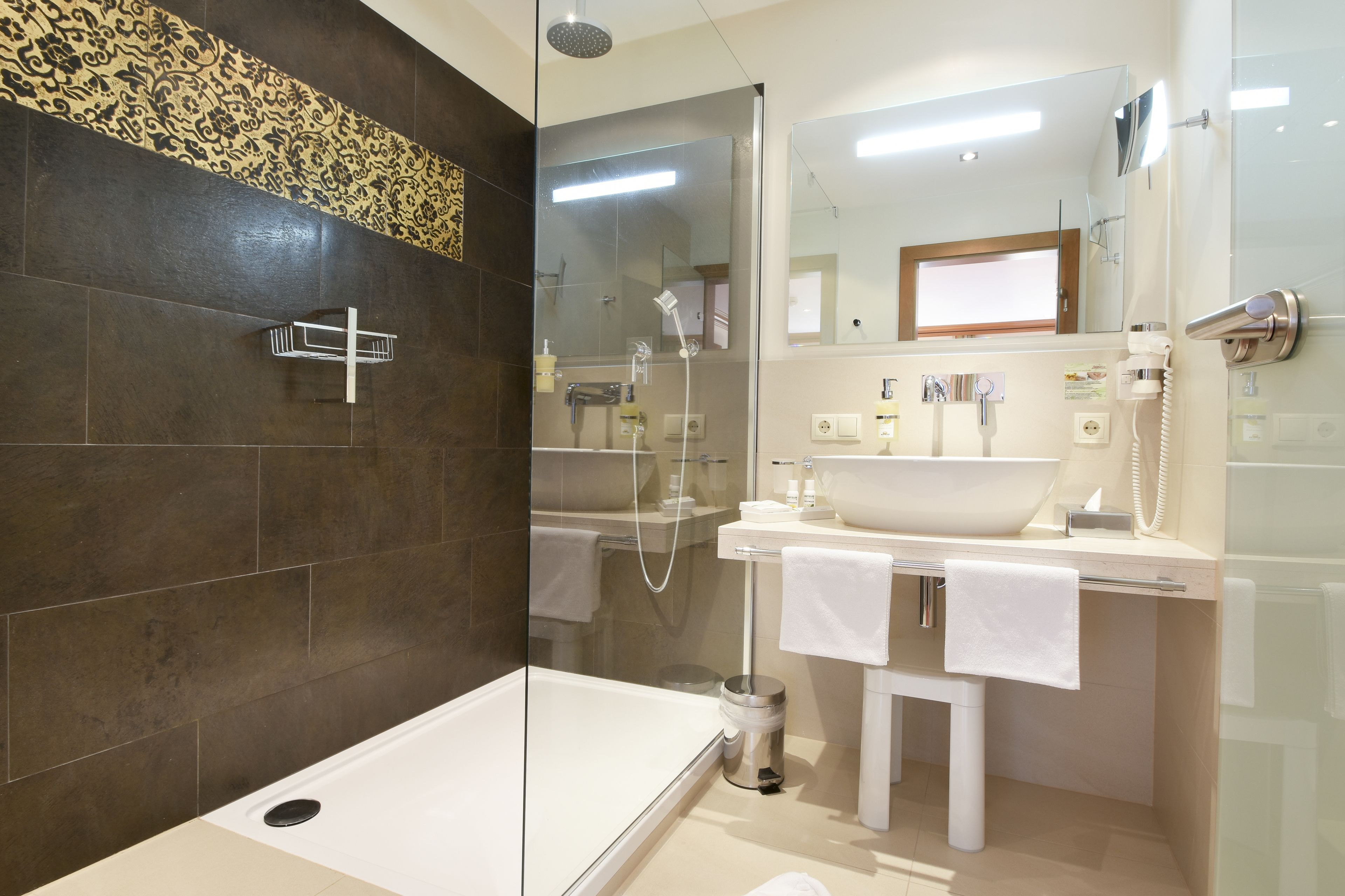 deluxe double room, balcony | bathroom | shower, free toiletries, hair dryer, bathrobes