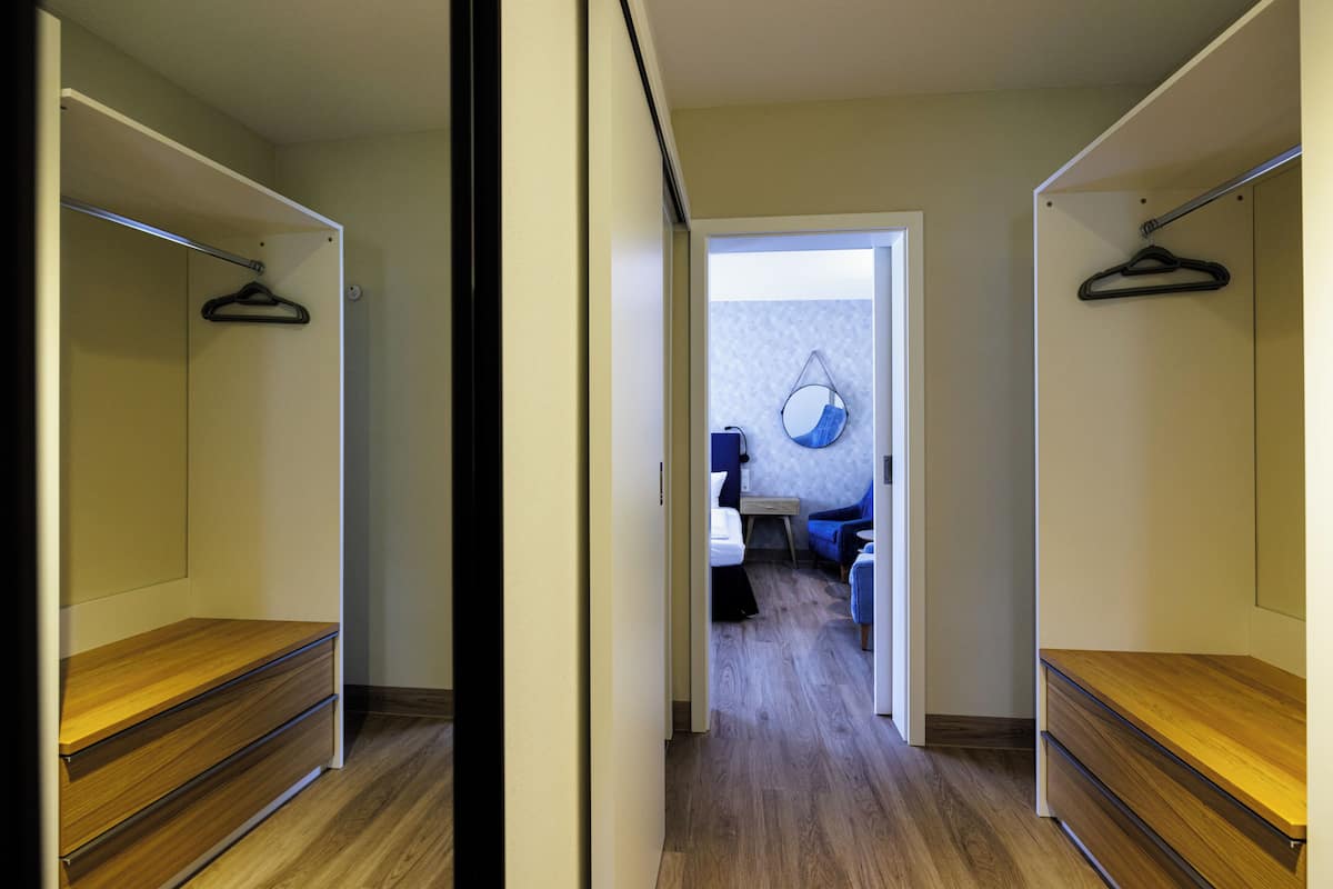Suíte luxo | 1 quarto, roupas de cama premium, edredons de pluma, cofres nos quartos