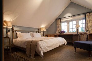 Hochwertige Bettwaren, Zimmersafe, Schreibtisch, Verdunkelungsvorhänge