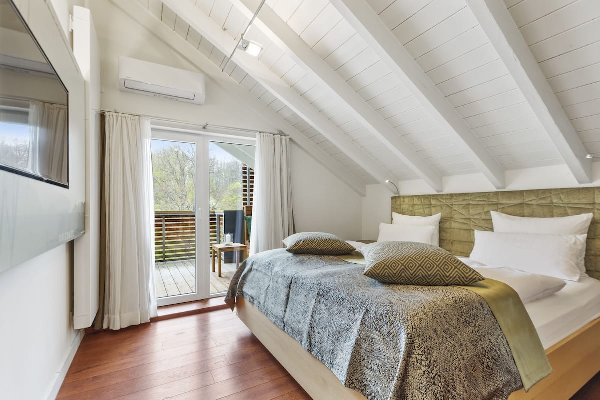 suite | 1 bedroom, hypo-allergenic bedding, minibar, desk