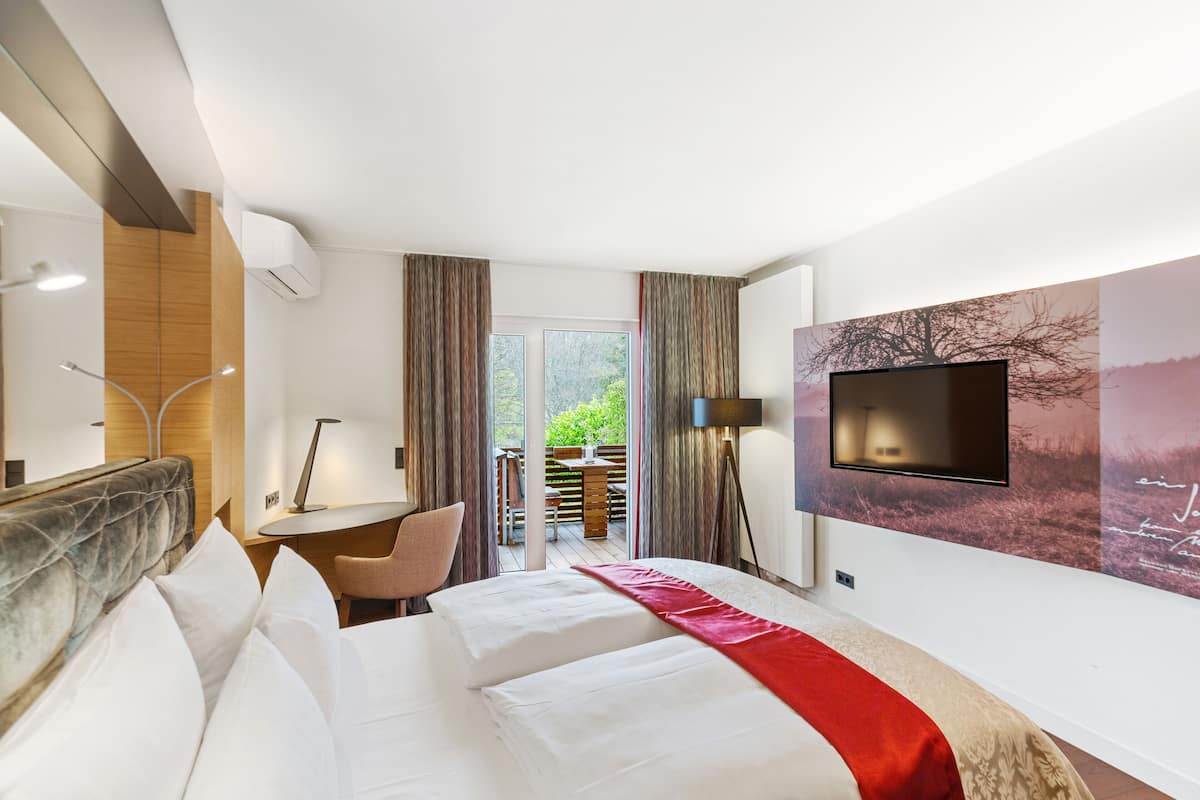 1 bedroom, hypo-allergenic bedding, minibar, desk