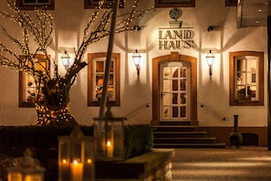 2 restaurants; lunch and dinner served 