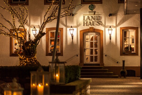 2 restaurants, lunch, dinner served; Regional cuisine 