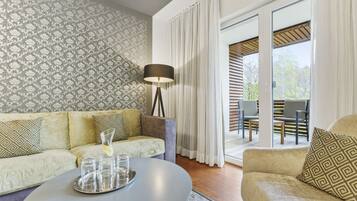 Suite | Living area | 32-inch flat-screen TV with satellite channels, TV