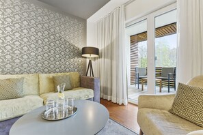 Suite | Oppholdsområde | En 32-tommers Flatskjerm-TV med Parabol-TV samt TV