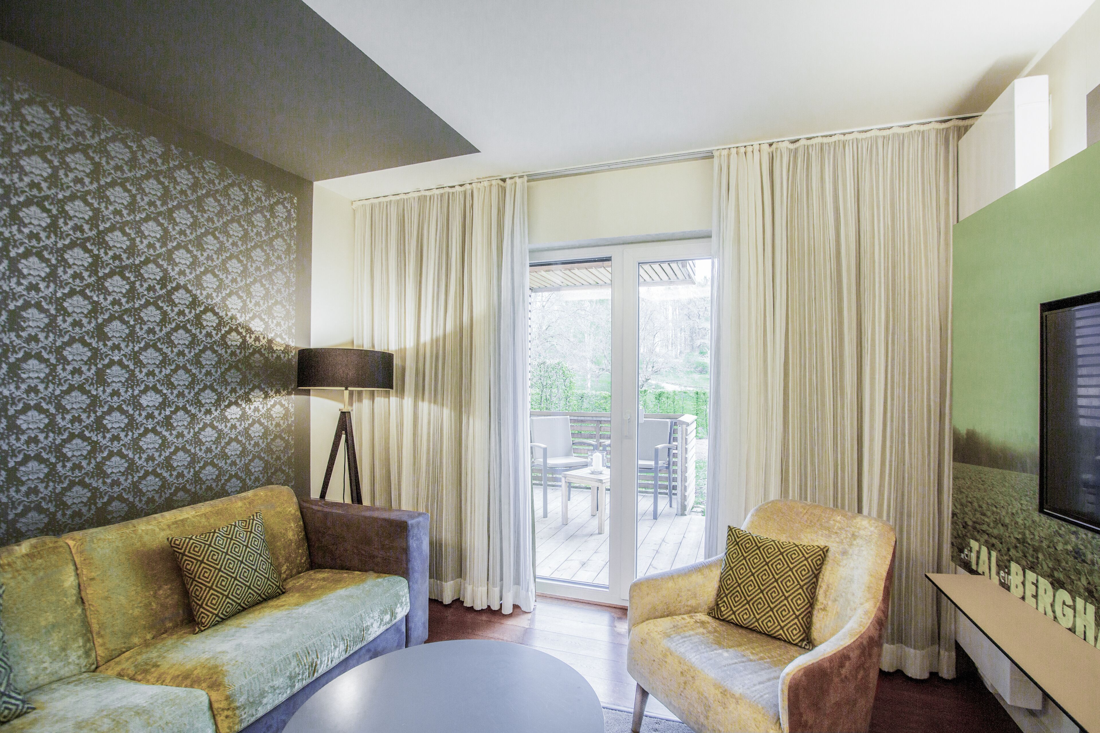 suite | living area | 32-inch flat-screen tv with satellite channels, tv