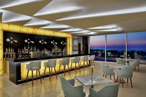 6 bars/lounges, 2 poolside bars, swim-up bar, beach bar - Hilton Hurghada Plaza (Hurghada)