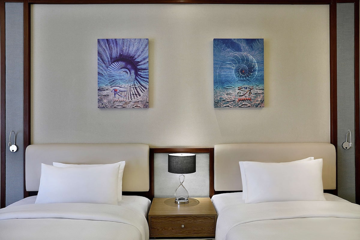 Hypo-allergenic bedding, minibar, in-room safe, blackout curtains