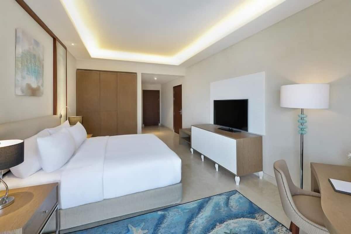 Hypo-allergenic bedding, minibar, in-room safe, blackout curtains